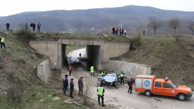 5 metre yüksekten düştü! 1'i çocuk 3 ölü!