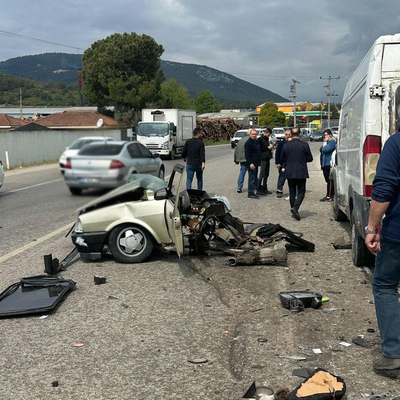 Otomobil ile minibüs çarpıştı! Araç ikiye bölündü