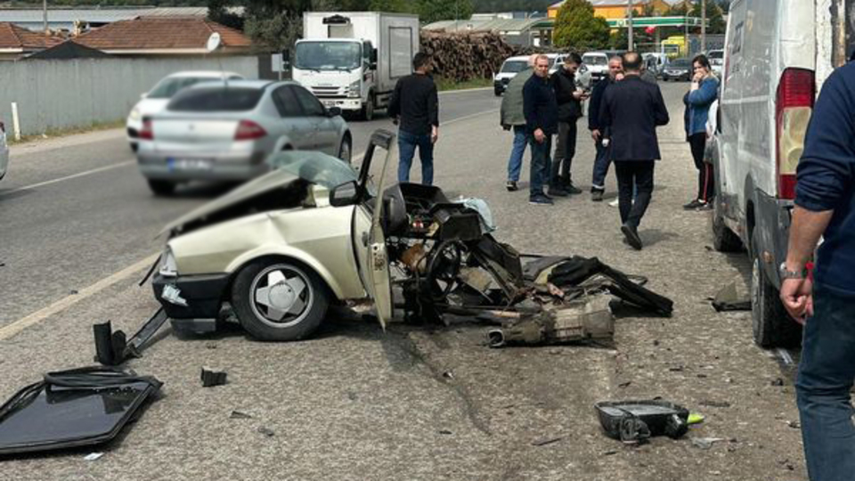 Otomobil ile minibüs çarpıştı! Araç ikiye bölündü