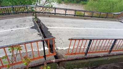 Şiddetli sağanakta köprü çöktü!