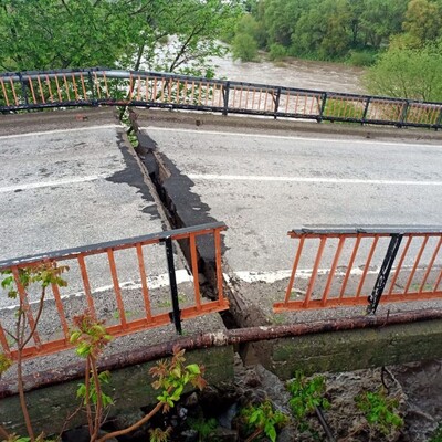 Şiddetli sağanakta köprü çöktü!