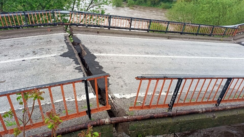 Şiddetli sağanakta köprü çöktü!