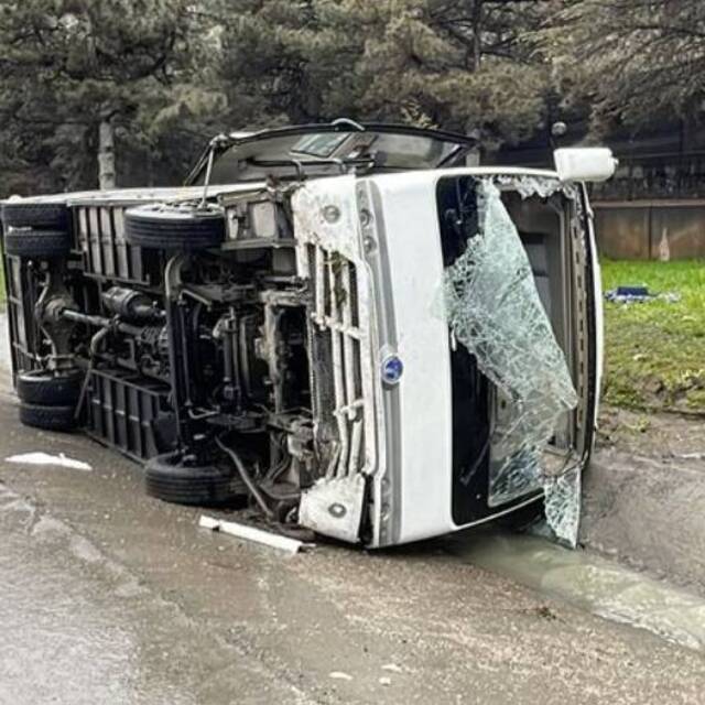 İki şehirde servisler devrildi: 27 yaralı