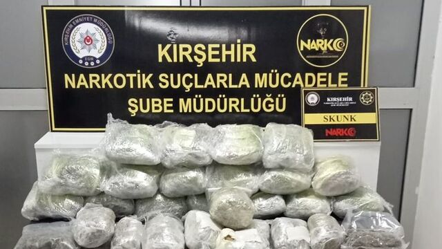 Lüks minibüsten 45 kilogram skunk çıktı