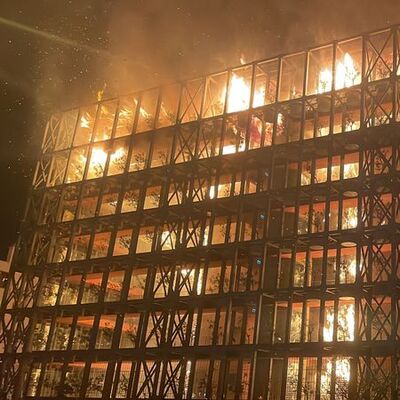 İzmir'de lüks sitede korkutan yangın