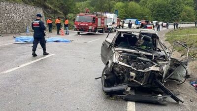 Korkunç kaza! İstinat duvarına çarptı: 3 ölü!