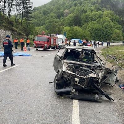 Korkunç kaza! İstinat duvarına çarptı: 3 ölü!