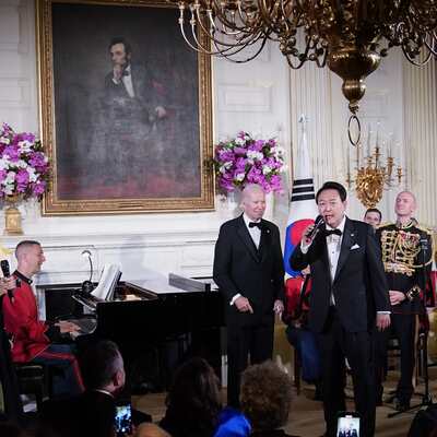 Biden Güney Koreli mevkidaşıyla görüştü: Şaşırtan şarkı performansı!