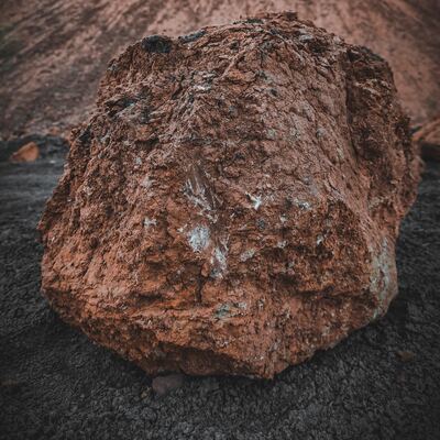 Arabaların üzerine kaya fırlattılar: 1 kadın öldü!