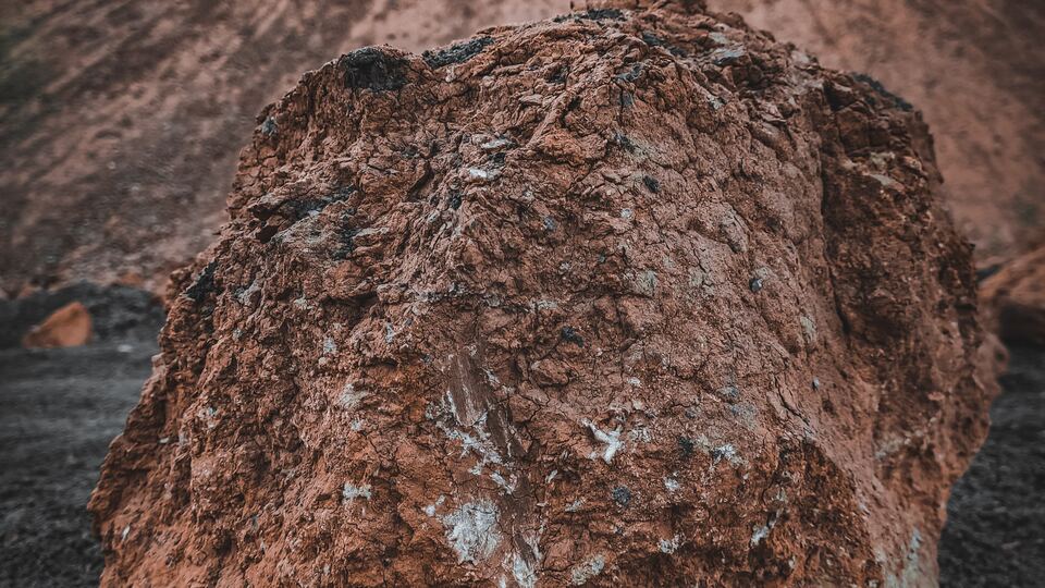 Arabaların üzerine kaya fırlattılar: 1 kadın öldü!