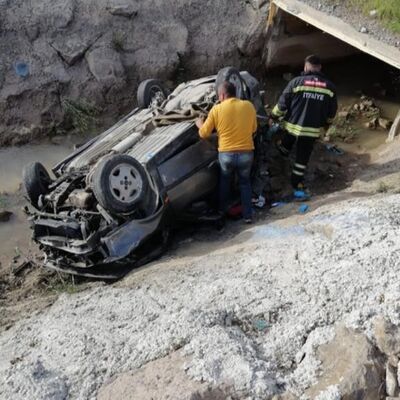 Otomobil sulama kanalına uçtu! Anne oğul can verdi!