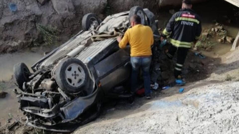 Otomobil sulama kanalına uçtu! Anne oğul can verdi!