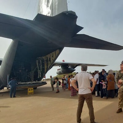 Sudan'a giden Türk tahliye uçağına ateş açıldı