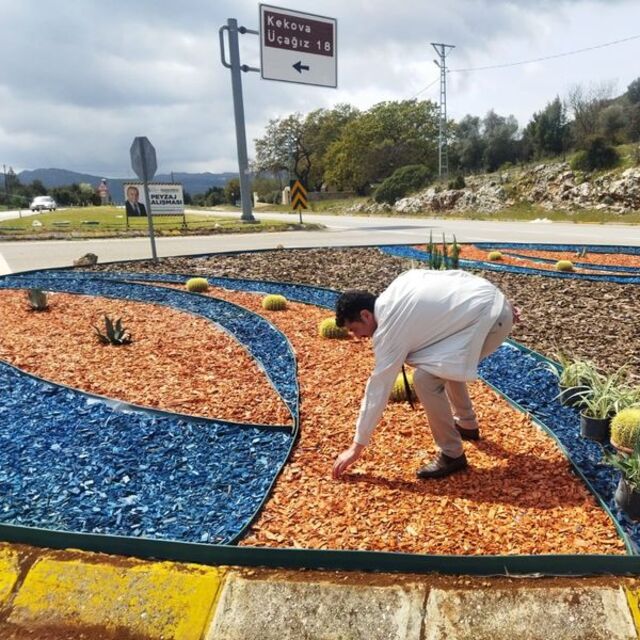Antalya'da kavşaklara renkli "kurakçıl peyzaj" uygulaması