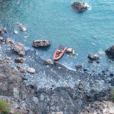 Balık avlamaya çıkan kuzenlerden biri 30 metreden düştü!