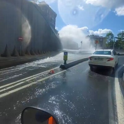 Tünel girişinde boru patlayınca yolu su bastı!