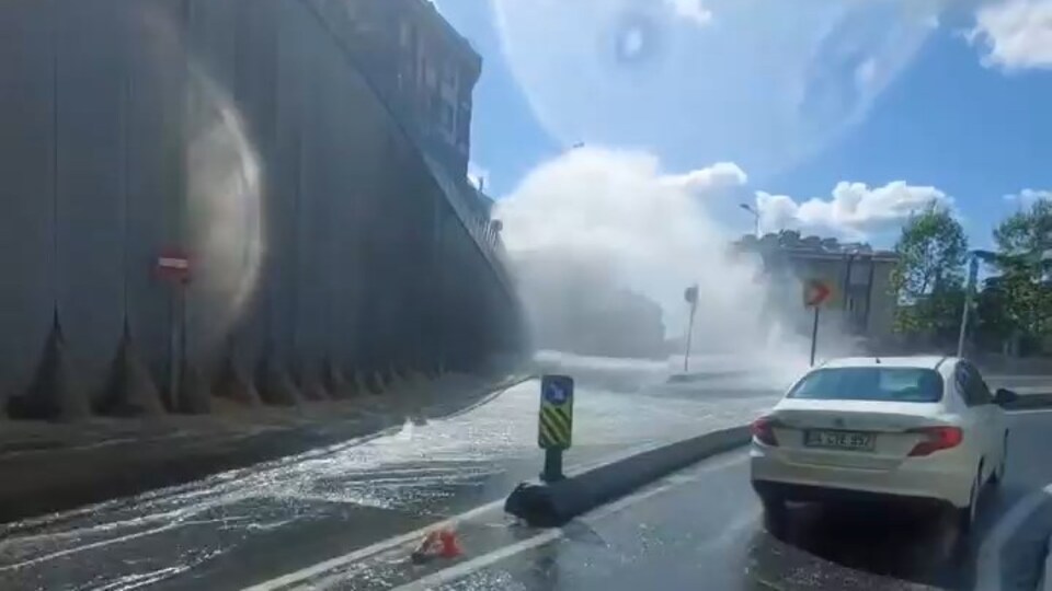 Tünel girişinde boru patlayınca yolu su bastı!