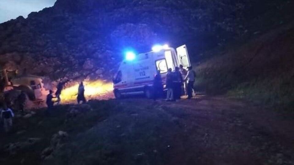 Traktör şarampole devrildi! Anne öldü, oğlu ağır yaralandı