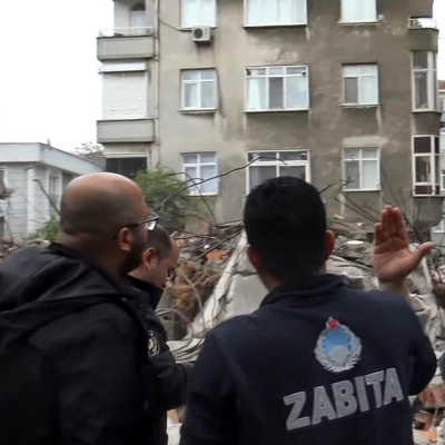 Avcılar'da yıkımı yapılan bina bir anda çöktü!