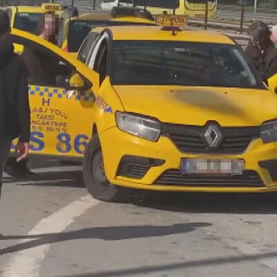 O anlar kamerada! Taksiciler araçları sağa çekti! Birbirine girdi!