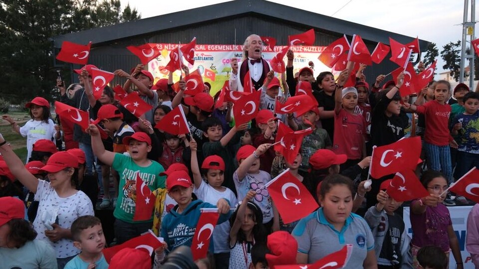 Hatay'da depremzede çocukları sevindirdiler
