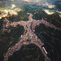 İtalya'nın insan şeklindeki köyü hayrete düşürüyor!