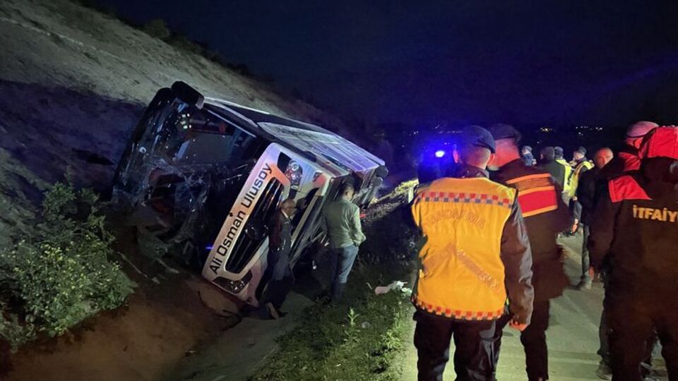 Yolcu otobüsü su kanalına devrildi: 16 yaralı