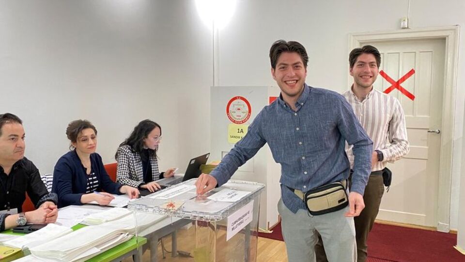 Yurt dışında oy verme işlemi devam ediyor