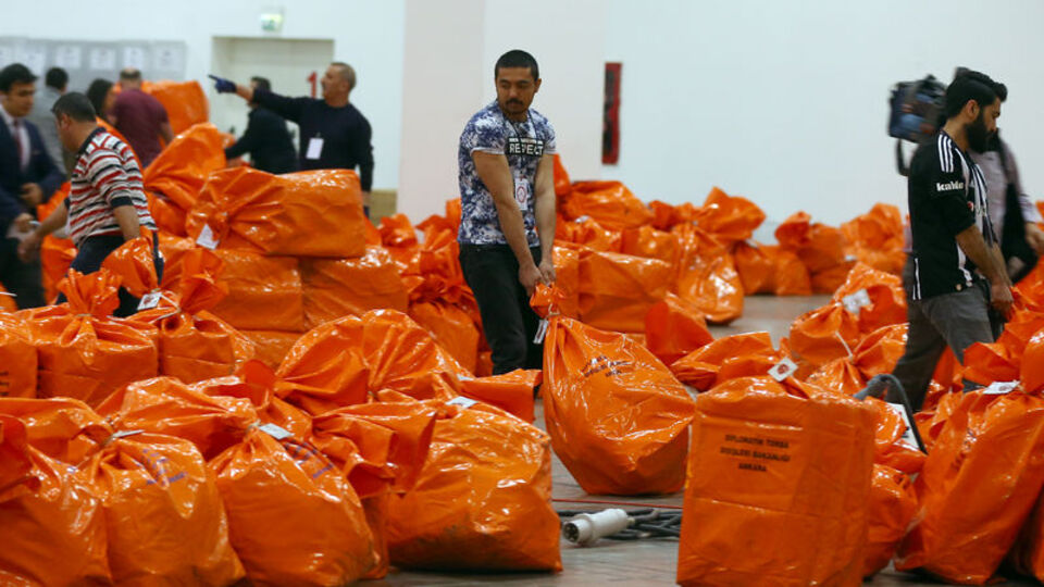 Yurtdışı oylara "diplomatik kurye"li koruma