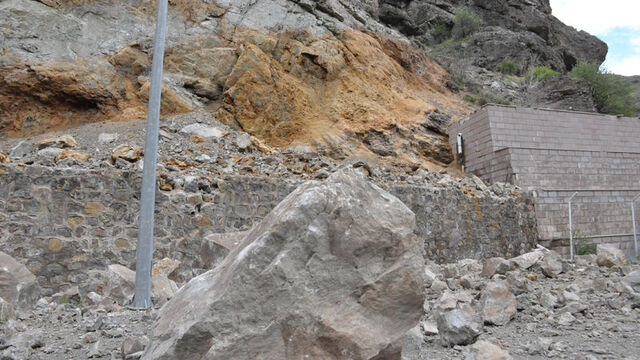 Gümüşhane'de heyelan, yolu kapattı