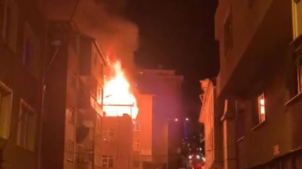 Kağıthane'de çatı katında yangın paniği