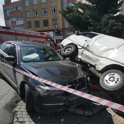 Kaldırımda yürürken kabusu yaşadı! İki araç arasında kaldı