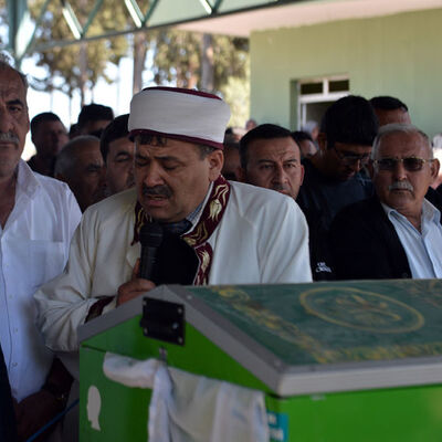 Annesi ve kız kardeşinin cenaze namazını kıldırdı! Büyük acı!