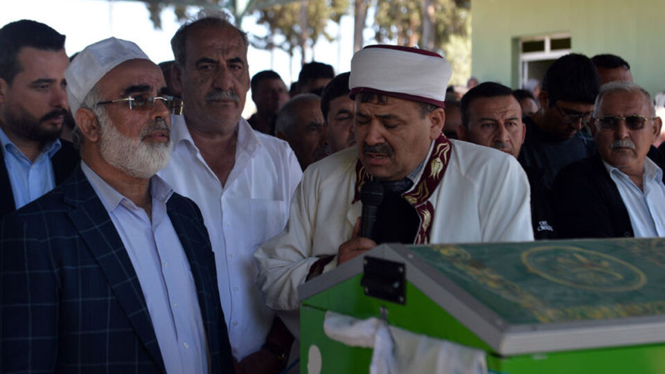 Annesi ve kız kardeşinin cenaze namazını kıldırdı! Büyük acı!