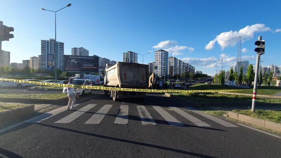 Diyarbakır'da yol çöktü