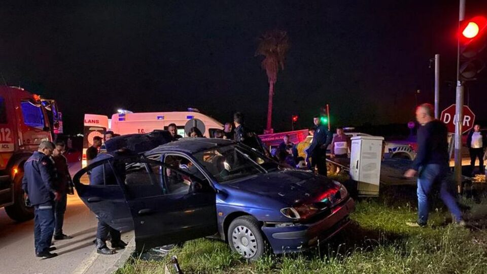 Otomobil refüje çarptı, aynı aileden 4 kişi yaralandı