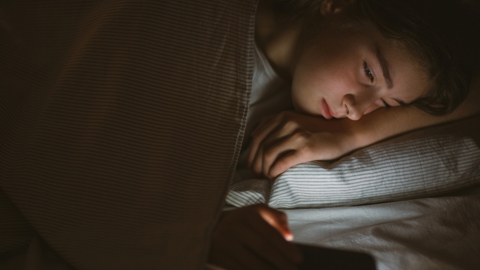 Aileyle kopuk ilişki çocuğu teknoloji kullanımına itiyor!