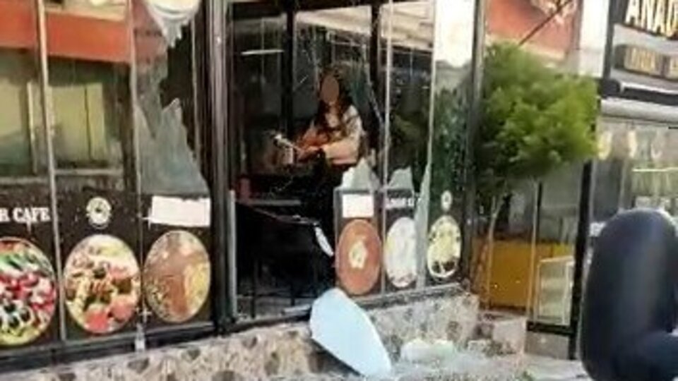 Camı çerçeveyi indirdi! Lokantada feci anlar