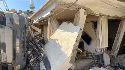 Kamyonun üzerine devrildiği tek katlı ev yıkıldı