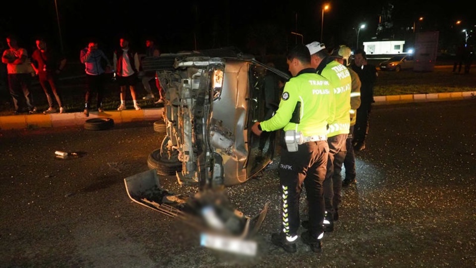 Aydınlatma direğine çarpan minibüs devrildi: 3 yaralı