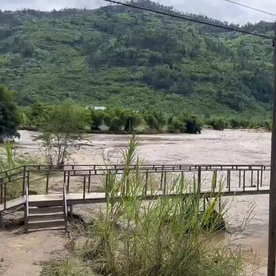 Ölümcül sel ve toprak kayması!