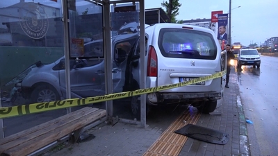 Sağanak felaketi! Durağa çarpan otomobil ikiye bölündü