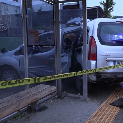 Sağanak felaketi! Durağa çarpan otomobil ikiye bölündü