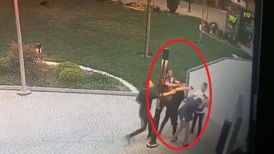 Ünlü doktor hasta yakınlarının saldırısına uğradı!