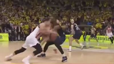 Sloukas'ın attığı üçlük öncesi steps!