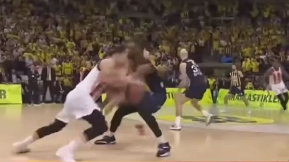 Sloukas'ın attığı üçlük öncesi steps!