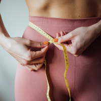 Aç kalmadan göbek yağını eritmek mümkün! İşte 6 ipucu