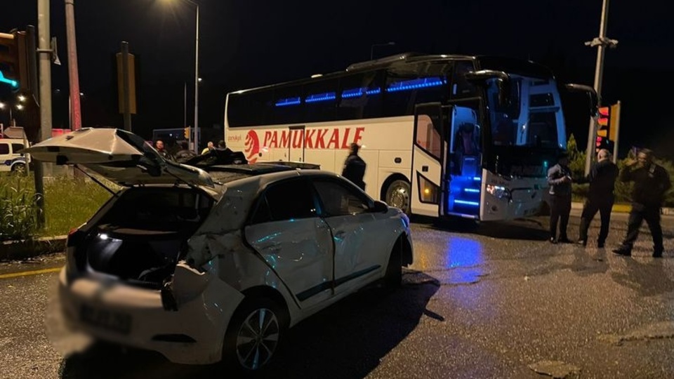 Yolcu otobüsü ile otomobil çarpıştı: 5 yaralı