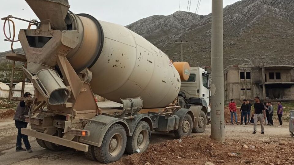 16 yaşındaki kız çocuğuna beton mikseri çarptı
