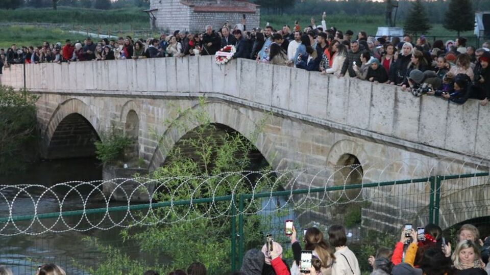 Dilek kağıtları Tunca Nehri'ne bırakıldı